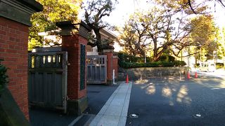 正門は特に、赤レンガ造りの立派で美しいもの