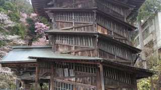 独特な構造で立体迷宮な建物