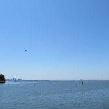 木更津港の様子(左手上空に自衛隊のヘリコプターが見えます)