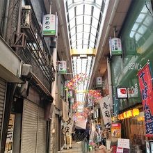 幅の狭い商店街にいっぱいのお店です。