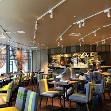 明るい店内で居心地いいです。