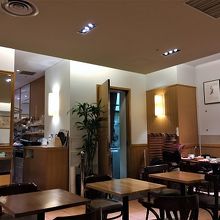 お昼時ではなかったので空いていました。