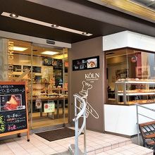 ガラス張りのきれいな外観です。