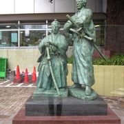 勝海舟・坂本龍馬師弟像が大銀杏の前にあり