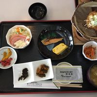 朝ごはん。郷土料理の朴葉みそが出てきたのは良かった。