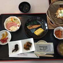 朝ごはん。郷土料理の朴葉みそが出てきたのは良かった。