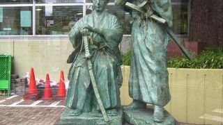 勝海舟・坂本龍馬師弟像が大銀杏の前にあり