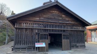 独房の中に入れる