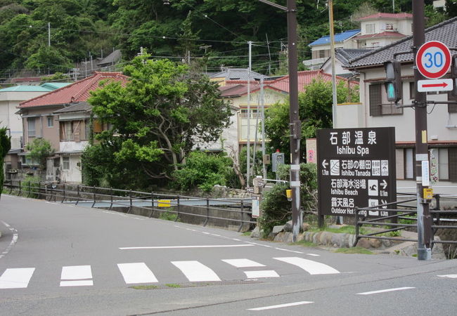 海岸から少し離れた場所に点在する民宿