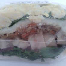 照り焼きとごぼうと卵のサンド、ひとつ４７１円です。