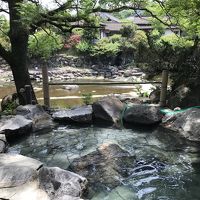 川を見ながら露天風呂に入れます。