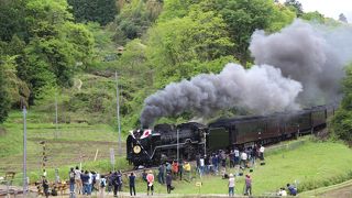 令和の初日は国旗を掲げていました。撮影名所は写真を撮る人でいっぱいでした