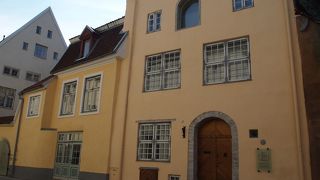 タリン旧市街の静かなTOLLI通りにあるタリンの歴史的文書が所蔵されている博物館