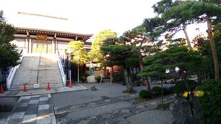 日本の伝統的な建築様式で、威厳もあり、それでなんか落ち着けるような感じ