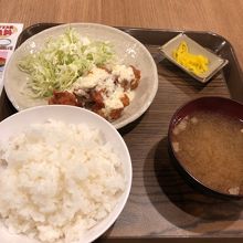 味噌汁に具はほぼない。