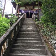 山の斜面に建つお寺