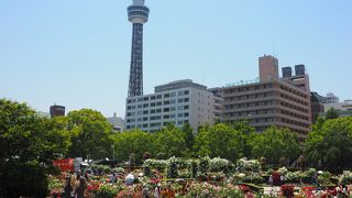 氷川丸の繋留されている横浜の代名詞の山下公園は関東大震災の瓦礫で埋め立てられた公園だった