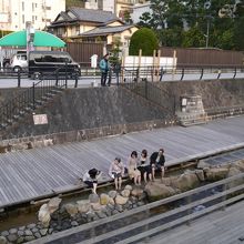 川にて足湯も楽しめる。