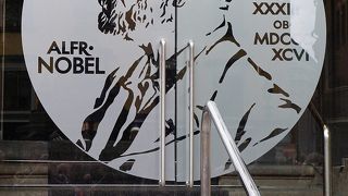 ノーベル賞のデザートは大きいので、二人で一つでも十分。