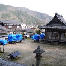 ちょっと階段をのぼったところから。