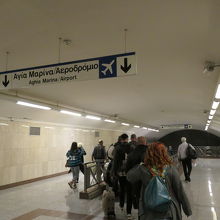 モナスティラキ駅で1号線から3号線に乗り換える通路