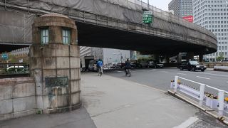 重厚なデザイン