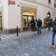 観光客が行きかうプラハのメインストリート