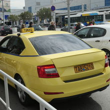 アテネのタクシーは黄色です