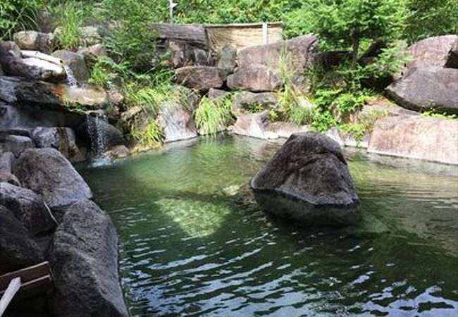 露天風呂が充実していて登山の疲れをいやすには、最高の場所ですね、透明の温泉で熱くもなく冷たくもない適温となっています。