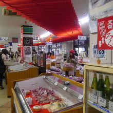 お土産コーナーが充実。