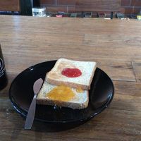 朝食は各自、ご自由に。