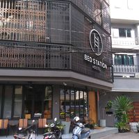 夜は外でビールを飲む西洋人が多い