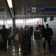 アテネ空港駅の空港への出口は、自動改札になっています