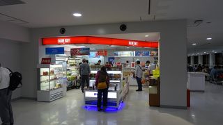 保安検査後では唯一の売店になります