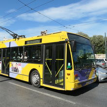 主要道路を走るトロリーバス