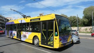 アテネ主要道路を走るトロリーバス