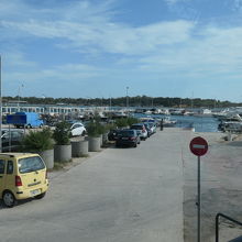 陸側から見たアポロコーストの港（Alimos Marina)