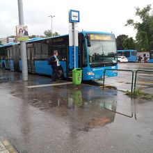 工事中の区間を走る代行バス