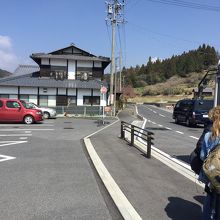 馬籠宿に着いた北恵那交通のバス