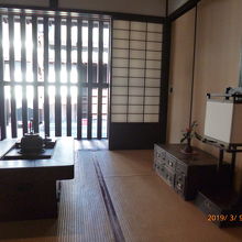 町家の格子ごしの風景。