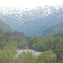 食堂の窓からは、新緑の玉川渓谷と飯豊連峰の雪肌が迫る