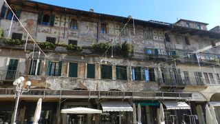 屋台が軒を連ねる賑やかな広場