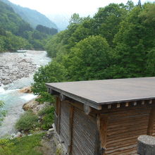 玉川の渓流に建つ半露天の湯小屋はさわやか。