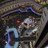 ロビーの吹き抜け。アトリウム。かなり贅沢な造り。