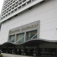 表玄関は以外にシンプル。