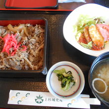 いわゆる「牛丼」と比べれば味は良いが。