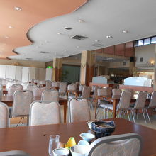 昼どきというのに店内は閑散