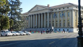 ヴェローナの中心ブラ広場に建つ