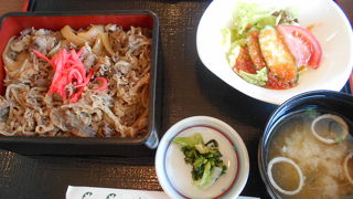 無料駐車場脇で立派なつくりだが、お値段も観光地料金。