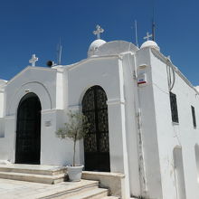 丘上にある白い教会